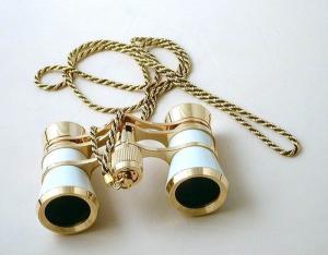 Театральный бинокль (белый с золотым) на шнурке